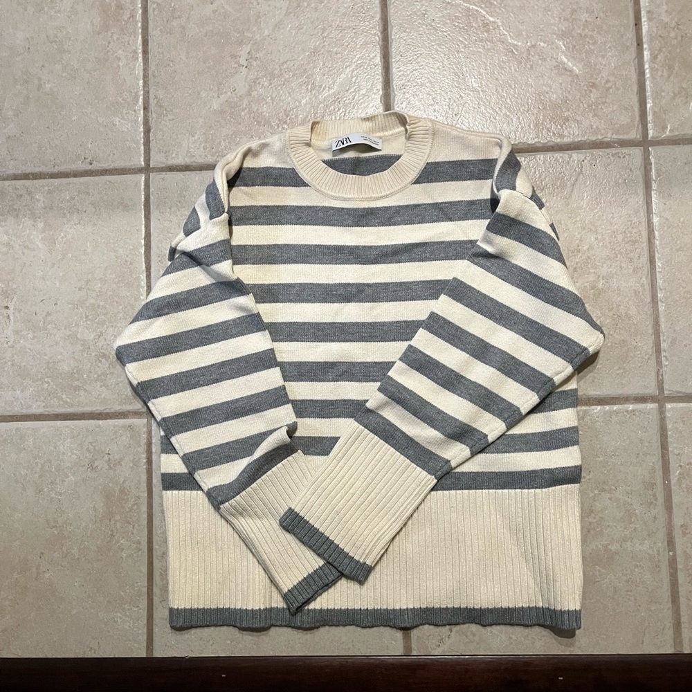 New w/o Tag Zara Wimen Overside Gray and Cream Striped Crewneck Sweater
